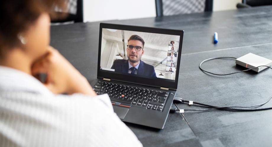 Henkilö katselee videopuhelua
