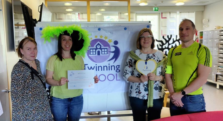 Kärpäsen koulun opettajia juhlimassa palkittua eTwinning-projektia.