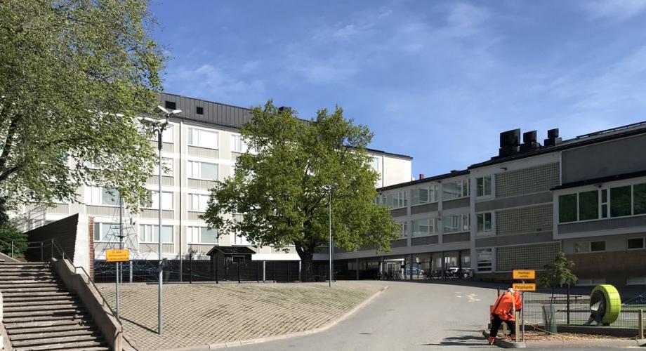 Kuvituskuva. Puolalan koulun julkisivukuva