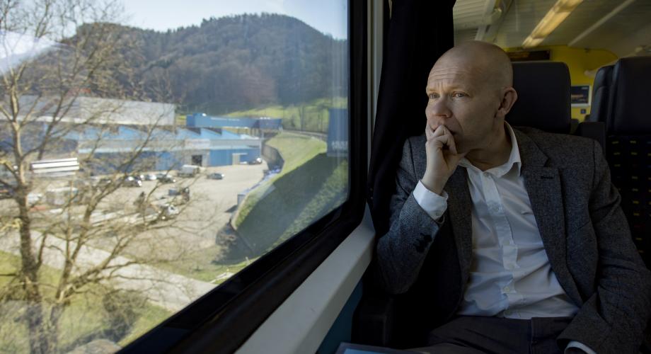 Heikki Aittokoski junassa työmatkalla Sveitsissä. 