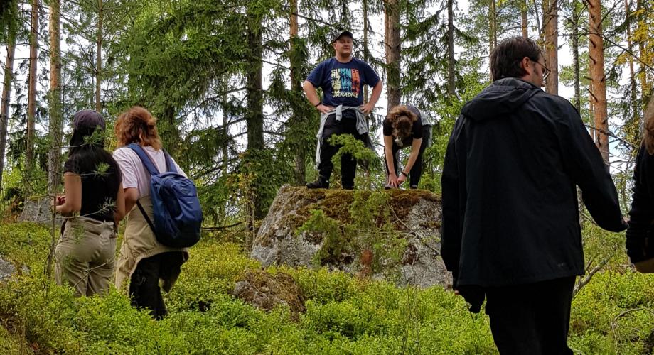 Italialaisia ja suomalaisia nuoria metsässä. 