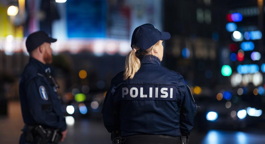 Kaksi poliisia ulkona yöllä. 