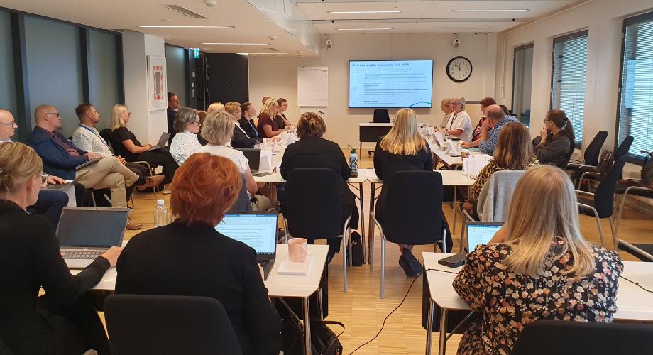 Kasvatuksen ja koulutuksen alan tutkijat ja asiantuntijat kokoontuivat keskustelemaan Opetushallitukseen oppimistulosten laskusta marraskuussa 2023.