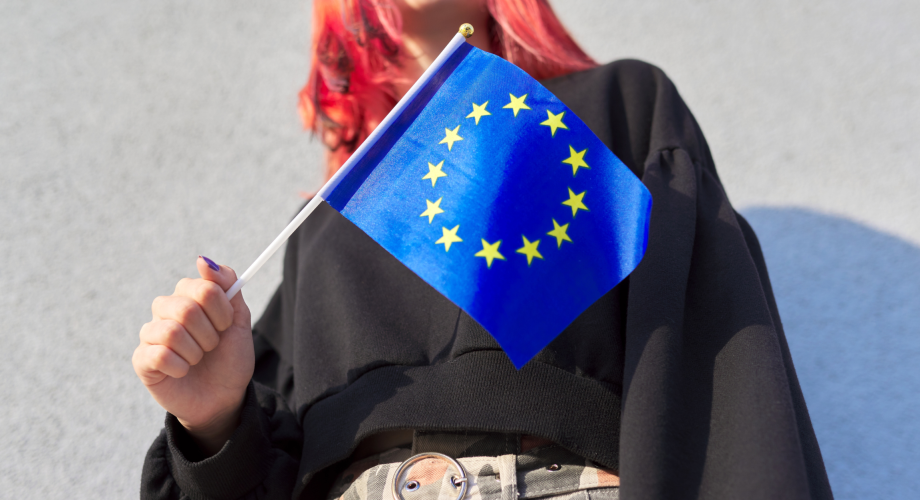 Nuori henkilö pitää Euroopan unionin lippua.