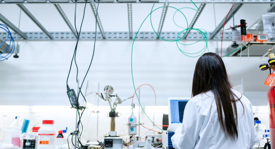 Tutkija työskentelee laboratoriossa.