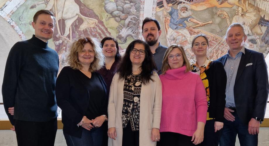 ICME-hankkeen kahdeksanhenkinen tiimi yhteiskuvassa.