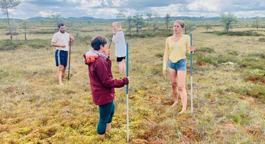 Neljä henkilöä seisoo toisiaan vastatusten suolla osana Raatajat rahanalaiset -tanssiteosta.