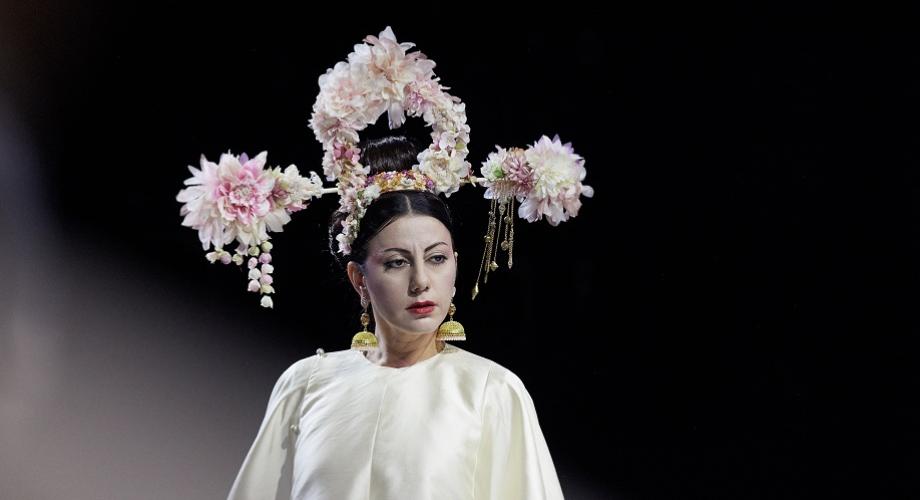 Turandot -oopperan päähenkilö, naislaulajalla kiinalaistyylinen valkoinen asu ja vaaleanounaisista kukista koottu päähine