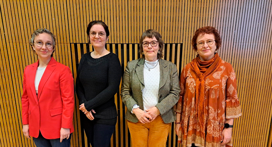 Yhteiskuva panelisteista ja paneelin moderaattorista Opetushallituksen luentosalissa.