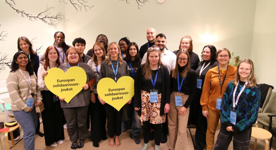 KUVATEKSTI: Mikä tuo meidät yhteen -solidaarisuushankkeiden arviointidialogi toi hankkeissa mukana olleita nuoria yhteen Helsingin DialogiAkatemiassa järjestettyyn tilaisuuteen.