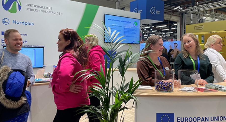 Opetushallituksen vuoden 2024 Educa-messuosastolla esiteltiin muun muassa Erasmus+- ja NordPlus-ohjelmia sekä OPH-oppimateriaaleja. 