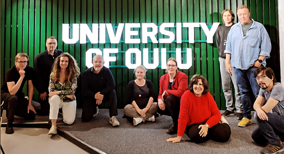 Hankeryhmä Oulun yliopistolla University of Oulu -kyltin edessä.