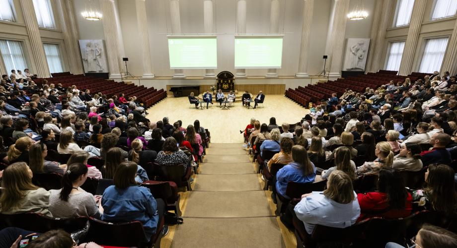 Helsingin yliopiston juhlasali tarjosi juhlavat puitteet kevätpäivien keskusteluille.