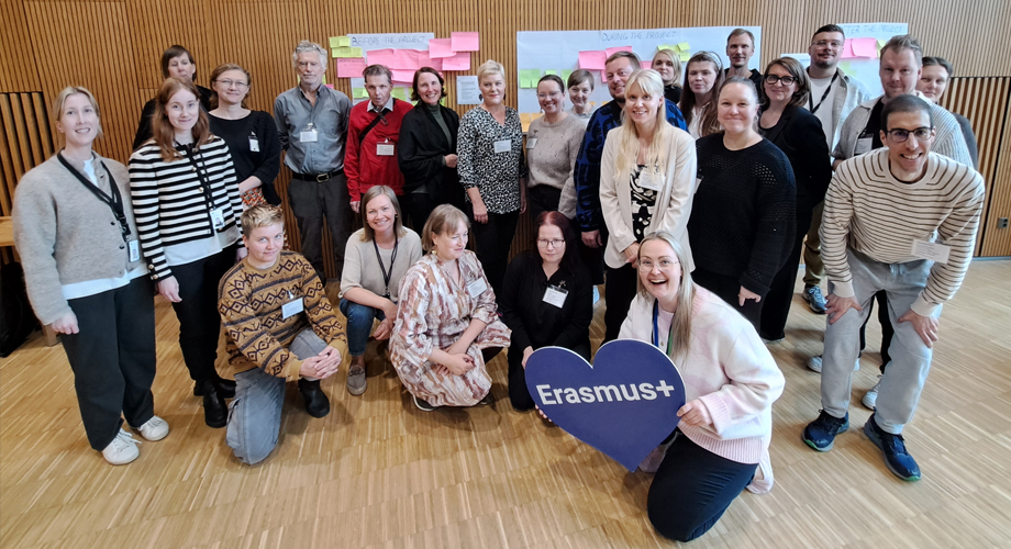 Erasmus+ ympäristövastuullisuustapaamisen osallistujia syksyllä 2025