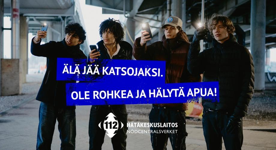 Neljä nuorta kuvaa kännyköillään. Kuvan päällä Hätäkeskuslaitoksen logo sekä teksti: Älä jää katsojaksi. Ole rohkea ja hälytä apua! 