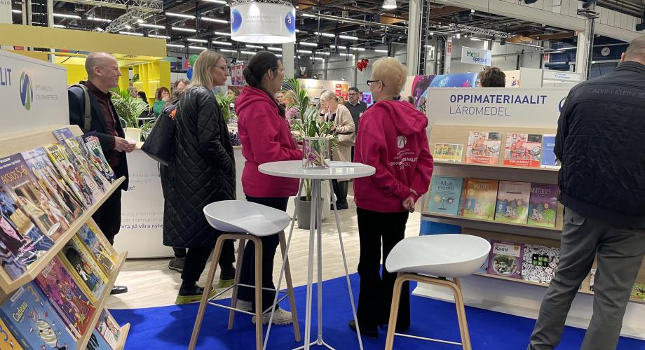 Kuva Opetushallituksen vuoden 2024 messuosastolta ja sen oppimateriaaliesittelystä. 