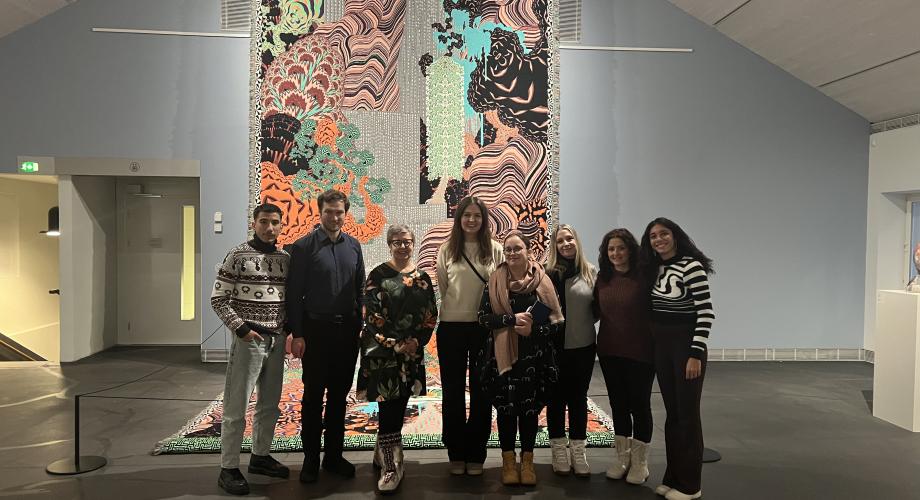 Kuvassa CulturalCorners- ja Inclusive Centres of Culture – Collaborative and Inclusive Cultural Tourism Through Nordic Cooperation (ICCE) -hankkeiden edustajia taideteoksen edessä
