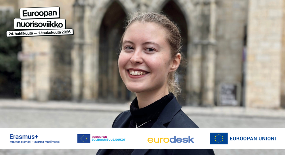 Nainen katsoo hymyillen kameraan. Hänellä on musta jakku päällä. Logot: Erasmus+, Euroopan solidaarisuusjoukot, Eurodesk, Euroopan unioni, Euroopan nuorisoviikko