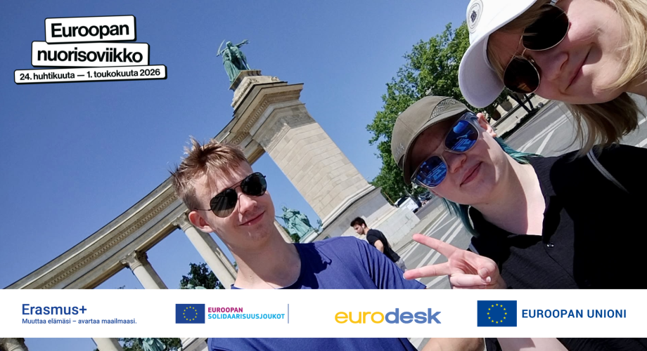 Kuvassa Lukas, Siiri ja Maija. Kaikilla on aurinkolasit ja kahdella lippis päässä. Logot: Euroopan nuorisoviikko, Erasmus+, Euroopan solidaarisuusjoukot, Eurodesk, Euroopan unioni