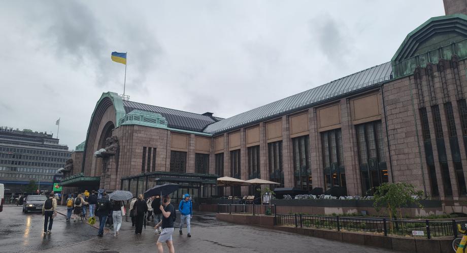 Sinikeltainen Ukrainan lippu liehuu Helsingin päärautatieaseman katolla.