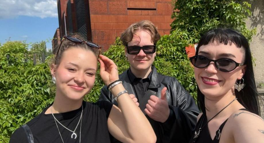 Suomen Erasmus+ lähettiläät Erika, Lydia ja Matias Puolan Gdańskissa.