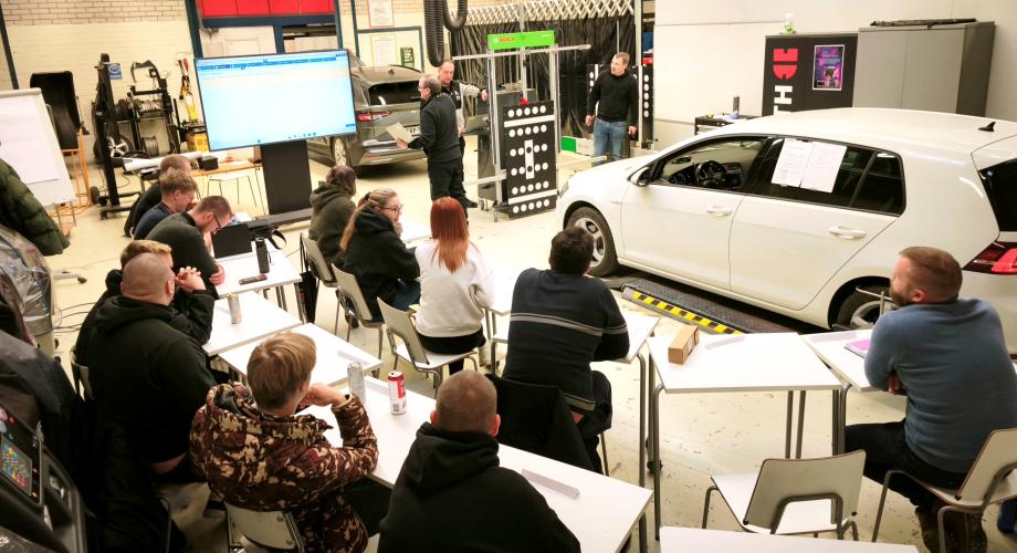 Opiskelijat seuraavat autoalan opetusta luokkahuoneessa.