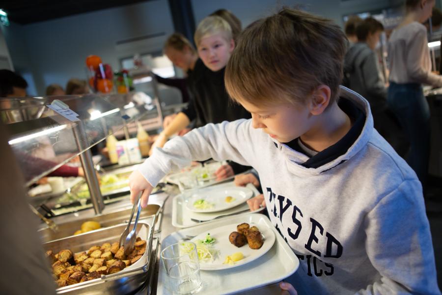Oppilas ottaa ruokaa ruokalassa