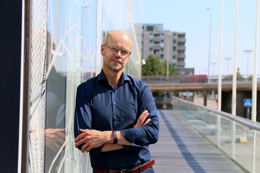 Kuva Olli-Pekka Heinosesta Opetushallituksen edustalla