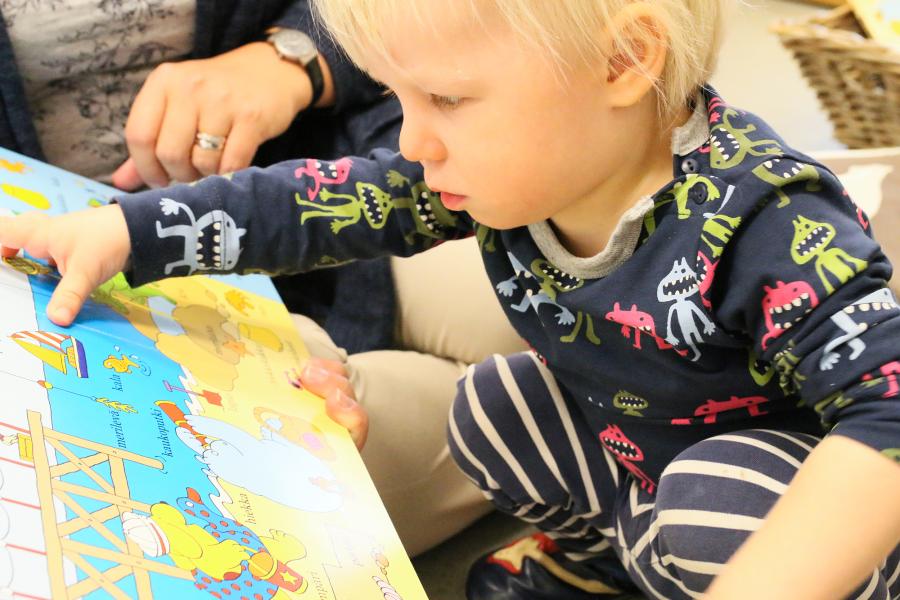 Kuvituskuva: Lapsi lukee kirjaa