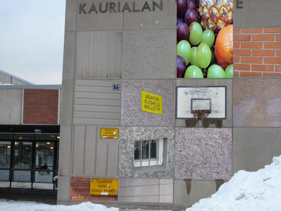 Arkkitehtuuria käsittelevän tehtävän oppilastyö Kaurialan koulusta: kuvankäsittelyn avulla elävöitetty koulurakennuksen julkisivu
