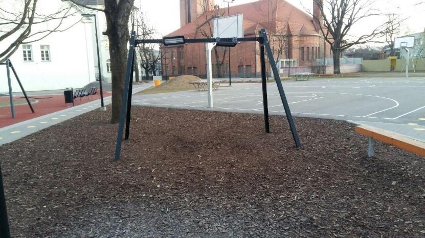 Leikkipuiston keinu, jonka istuimet on kierretty ylös.