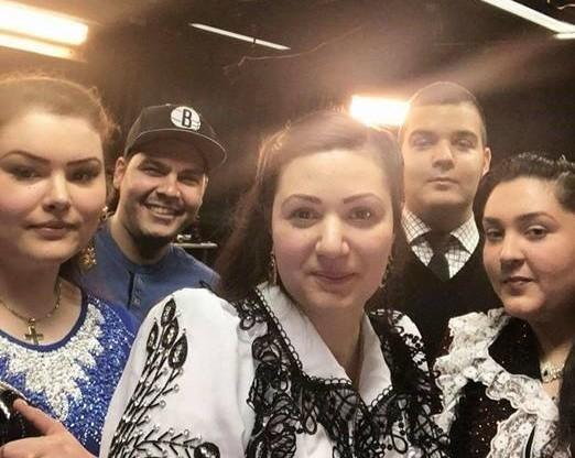 Romaninuoria poseeraamassa yhteiskuvassa