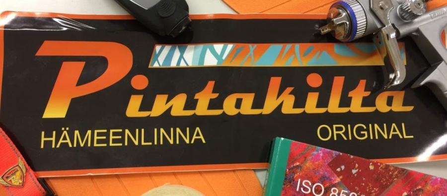 Pintakillan logo työkalujen ja välineiden ympäröimänä