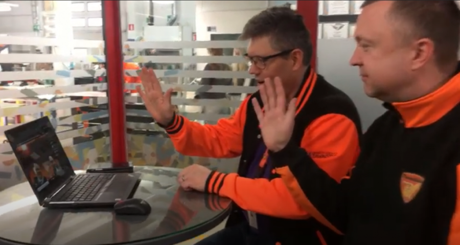 Kaksi opettajaa tervehtii videopuhelussa näkyviä ammatillisen oppilaita 