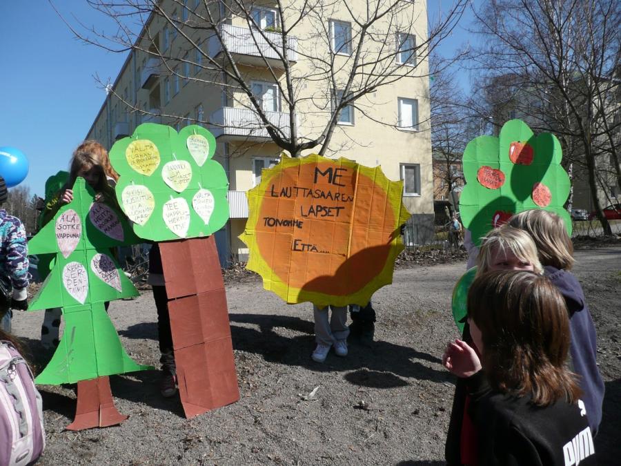 Lauttasaaren alakoulun oppilaat ja heidän bannerinsa