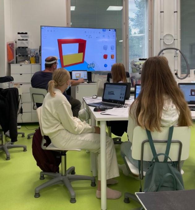 Kuvituskuva. Oppilaat suunnittelevat käsityön tunnilla 3D ohjelmalla omaa työtään.