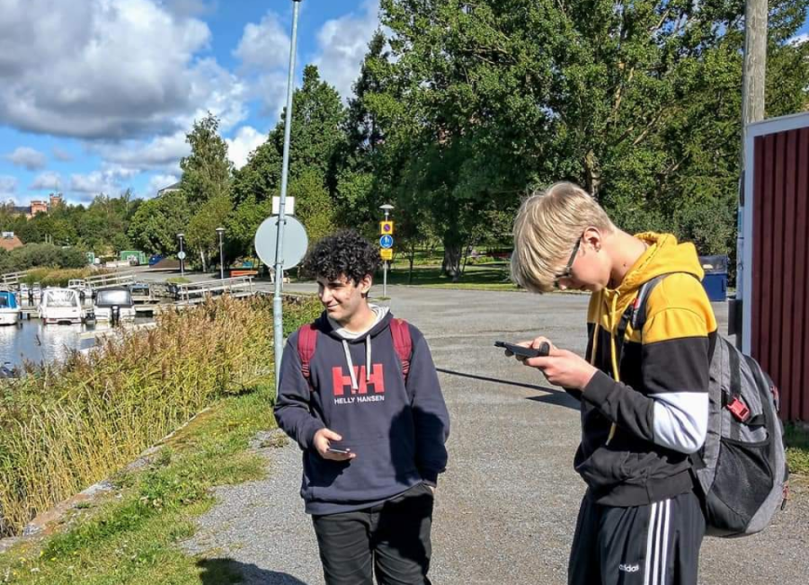 Kaksi Itämeri-projektiin osallistuvaa yläkoululaista teemapäivätehtävän parissa.
