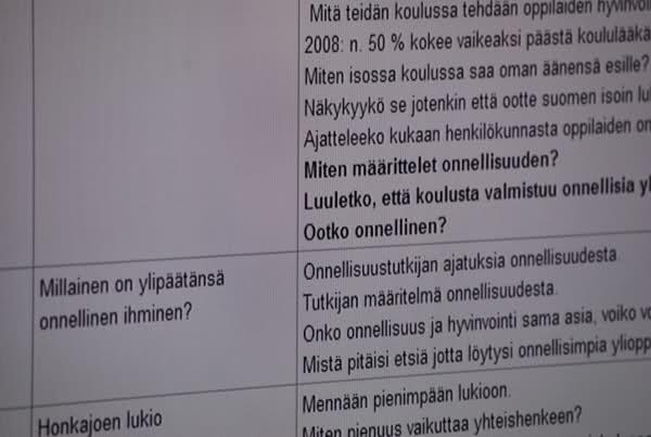 Kuva taulukosta, jonka selkeimmin näkyvässä solussa lukee: Millainen on ylipäätänsä onnellinen ihminen