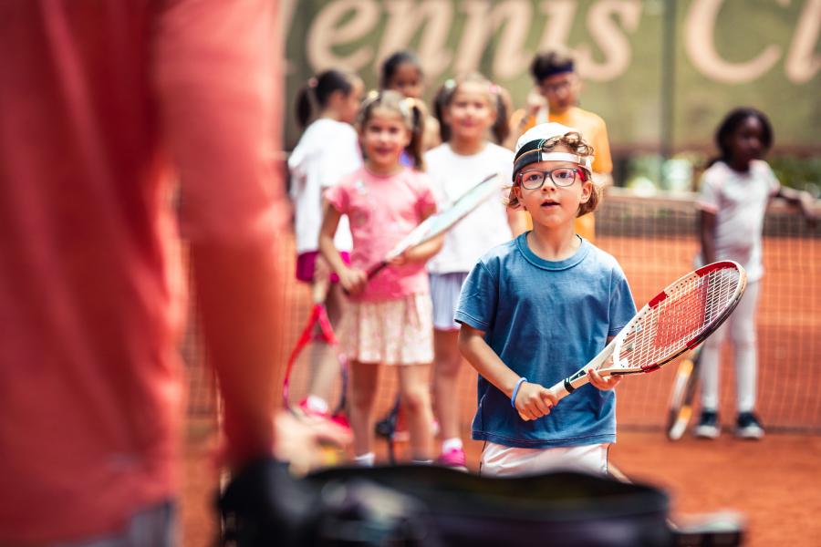 Tennisvalmentaja lapsien kanssa