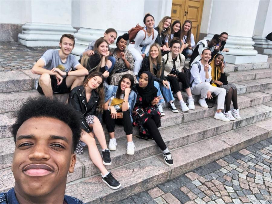 Ryhmäselfie nuorista.