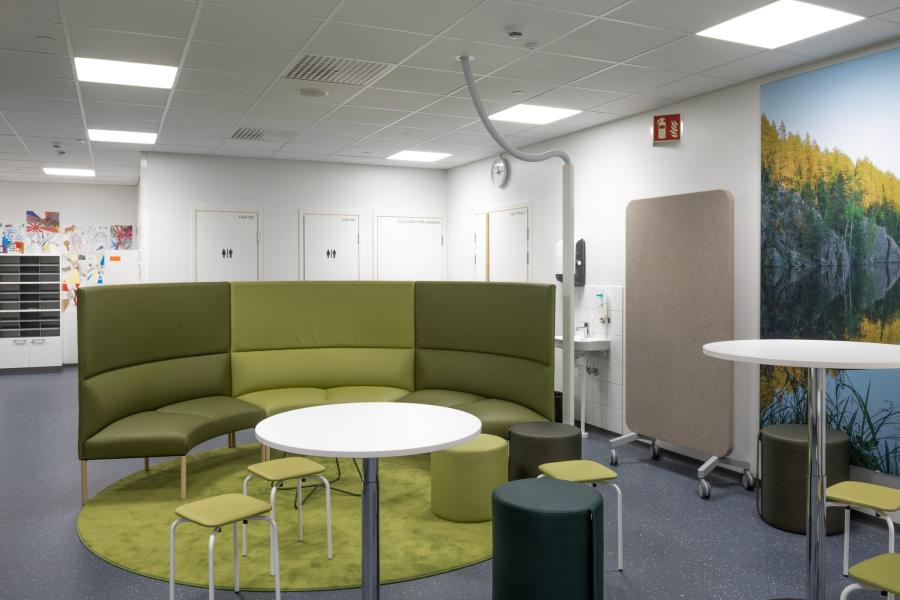Kuvituskuva. Mediatorin sohva ja työskentelyalue. Virtain koulu.