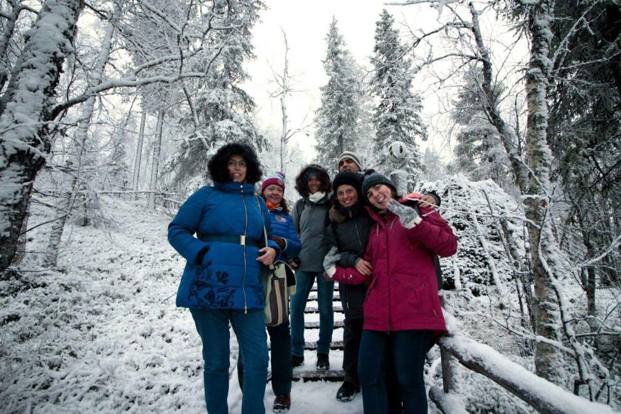 REDU:n kansainvälisiä vieraita ulkoilemassa talvella.