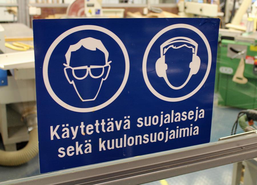 Kuvituskuva. Kehoitus suojalasien ja kuulonsuojainten käyttämisestä.