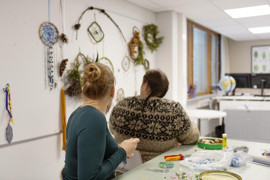 Kuvituskuva: Opiskelijoita työpöydän äärellä