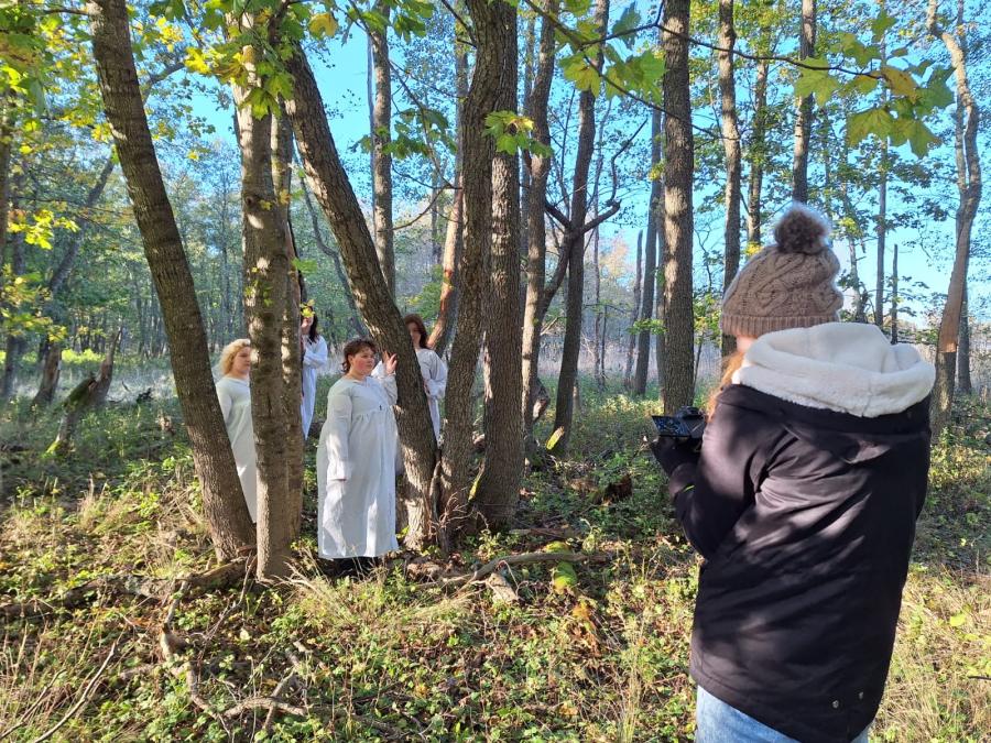 Kuvituskuva Opiskelijat esiintyvät ulkona