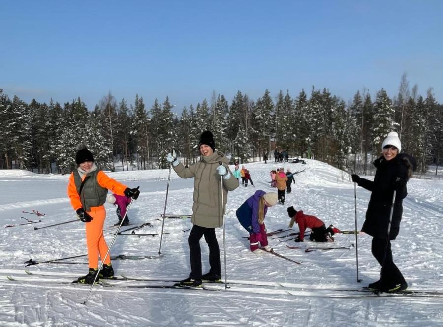 Kolme naista suksilla hiihtoladulla.