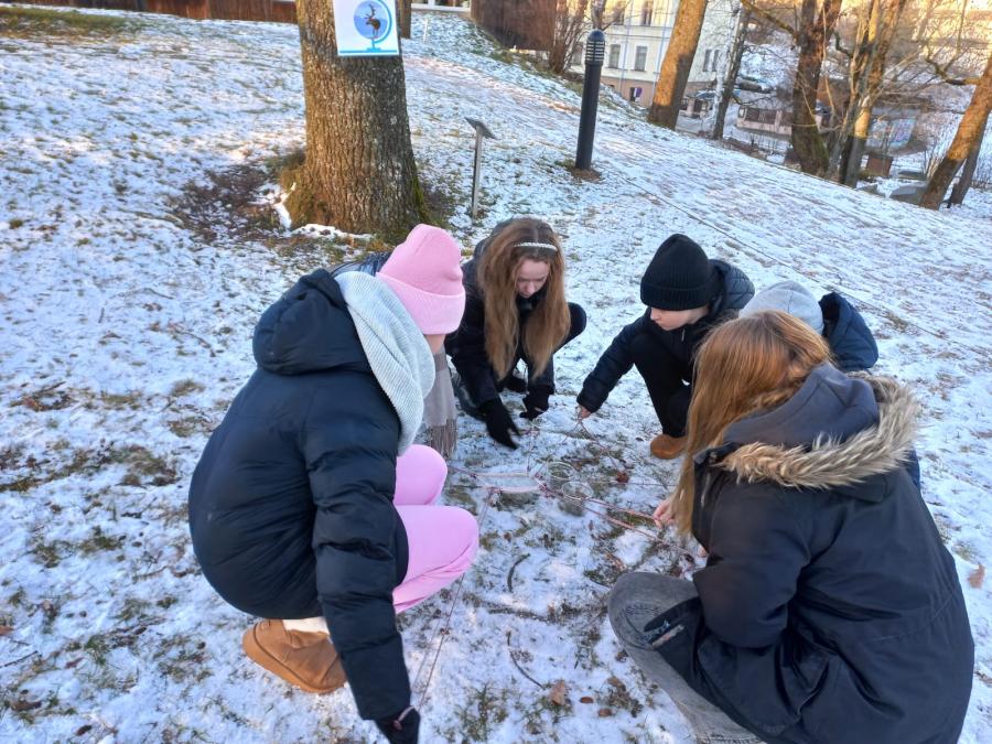 Kultavuoren koulun viidesluokkalaisia yhdessä tarttolaisen kumppanikoulun oppilaiden kanssa Tarton luontotalossa. Työpajan teemana "Climate change and Polar Animals".