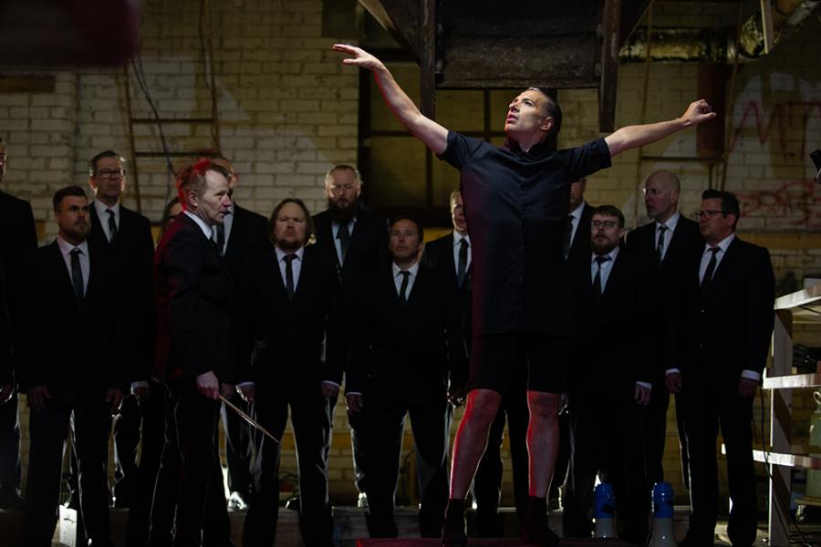Kuvan etualalla espanjalainen flamencotanssia toteuttaa teostaan "screaming duende", taustalla näkyy suomalainen mieskuoro "Huutajat", jotka ovat juuri lopettaneet laulamisen. Taustalla on tiiliseinää, kuva on otettu vanhan siilon sisällä.