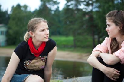 Kuvituskuva, nuoret juttelevat rannalla