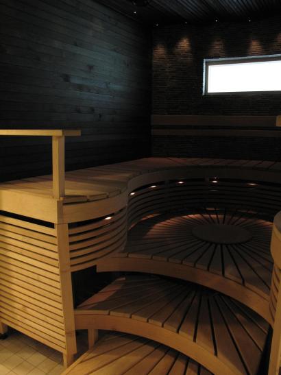 Koulutuskeskus Omnian puuartesaaniopiskelijoiden oppilastyönä toteuttama sauna